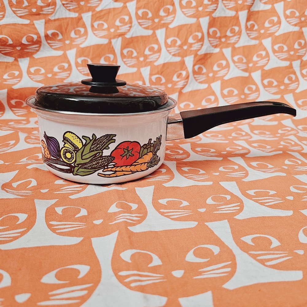 Rare Vintage Fingerhut Enamel Cookware 1.5 quart. Fantastic shape!